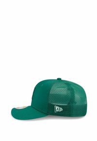 Grüne Kappe mit solidem vorderen Bereich und atmungsaktivem Mesh-Rücken, ausgestattet mit einem flachen Schirm, gesticktem Logo und einem Snapback-Verschluss zur Anpassung.