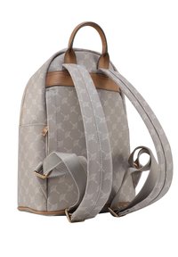 Mochila gris hecha de material texturizado con un patrón sutil, acentos de cuero marrón, dos correas para los hombros y un asa en la parte superior.