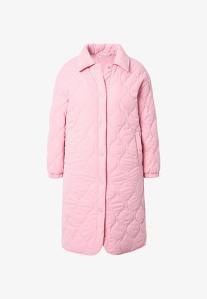 Světlý růžový prošívaný kabát s límečkem, patentkami, dlouhými rukávy a bočními kapsami. Obsahuje vlnkovou texturu po celém povrchu.