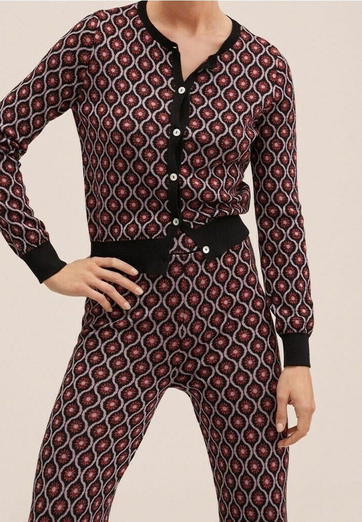 Conjunto de pijama de punto en negro, rojo y blanco. Presenta un patrón ondulado en toda la prenda, cardigan abotonado y pantalones ajustados con puños a contraste.