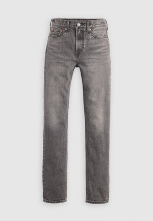 Slim-fit grijze gewassen herenjeans met vijf zakken, riemlussen en knoopsluiting, plat neergelegd op een witte achtergrond.