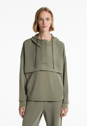 Felpa verde oliva con una vestibilità comoda, caratterizzata da un design a doppio strato, cordini sul cappuccio e una tasca a marsupio frontale.