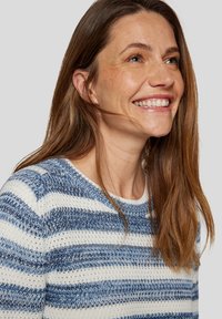 Strickpullover mit horizontalen blauen und weißen Streifen, runder Ausschnitt und strukturierter Stoff, in lässiger Passform und weichem Erscheinungsbild.