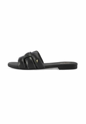 Czarna płaska sandałka typu slide z pikowanymi krzyżującymi się paskami, białym przeszyciem i małym złotym logo z boku.