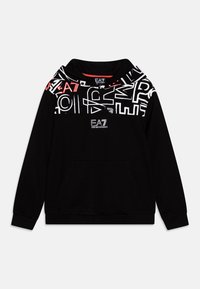 Felpa nera con cappuccio, decorata con grandi lettere astratte bianche e rosse sul cappuccio e sul petto, presenta il logo EA7 Emporio Armani al centro frontale.