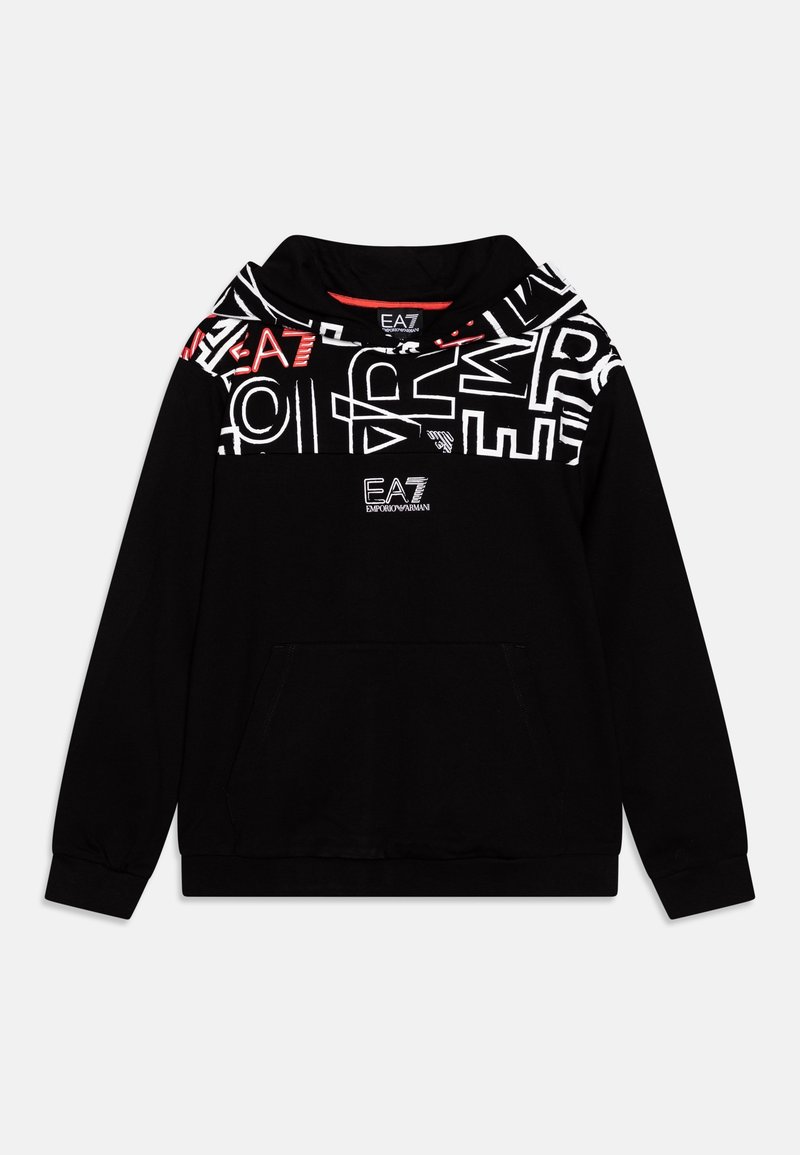 Felpa nera con cappuccio, decorata con grandi lettere astratte bianche e rosse sul cappuccio e sul petto, presenta il logo EA7 Emporio Armani al centro frontale.