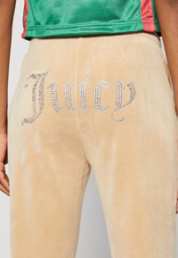 Juicy Couture TINA - Treniņtērpa apakšdaļas - beige