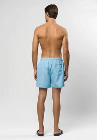 Svetlo modre kopalne hlače z elastičnim pasom, enim žepom na zadnji strani in gladko teksturo. Brez vidnih vzorcev ali kovinskih detajlov.