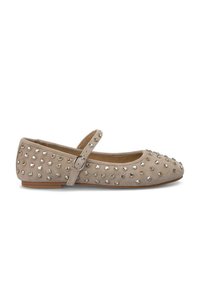 Zapato plano de ante beige con punta redondeada y una correa decorativa con una hebilla plateada. Adornado con múltiples tachuelas metálicas.