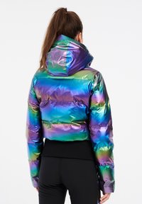 Iridescent pufferjack met een capuchon, voorzien van horizontale strepen in groen, blauw en paars, en een aangesloten zwarte tailleband.