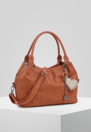 Bolso de cuero marrón con asas dobles, correa de hombro ajustable y llavero plateado en forma de corazón.