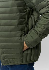 Zelená prešívaná bunda s horizontálnymi prešívanými sekciami, hladkou textúrou a zipsovou bočnou vreckou, s kontrastnou vnútornou vrstvou.