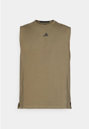 Αμάνικο αθλητικό πουκάμισο σε ελιά πράσινο με μαύρο λογότυπο Adidas στο κέντρο κάτω από τη λαιμόκοψη, με μικρές πλαϊνές σχισμές στο τελείωμα.