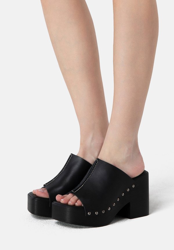 RUSTIC RAMBLES - Pantolette hoch