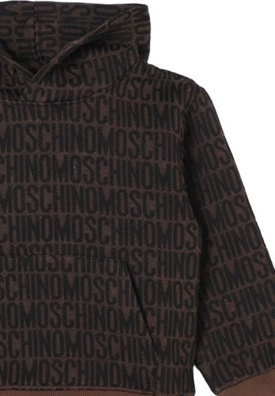 Felpa con cappuccio marrone e nera con un motivo ripetuto di testo "MOSCHINO" in lettere grasse su tutta la superficie.