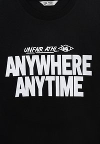 Čierne bavlnené tričko s výrazným bielym potlačeným textom: "NEFEROVÉ ŠPORTY. KDEKOĽVEK KEDYKOĽVEK" s logom nad textom.