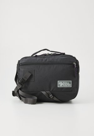 Černá messenger taška Fjällräven s nastavitelným ramenním popruhem, horním uchopovací rukojetí, dvěma zipovými přihrádkami a logem. Hladký textil.