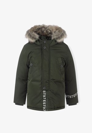 Mørkegrøn polstret vinterjakke med hætte kantet med kunstpels, trykknapper foran, lynlås, to lommer og hvid "ST97 EST" tekst på lynlås og ærmer.