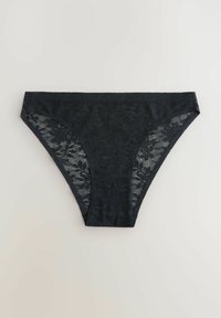 Zwarte kanten slip met een bloemmotief, een gladde tailleband en doorschijnende zijkanten. Het materiaal is delicaat en gestructureerd.