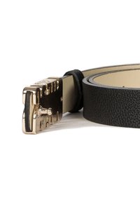 Cinturón de cuero negro con un acabado texturizado, hebilla de metal en tono dorado con un diseño único y un forro interior suave.