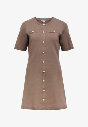 Pruun lühikeste varrukatega kleit, mis on valmistatud kootud kangast, millel on ümmargune kaelus, kaks rinna taskut ja pärlmutter nupud ees.