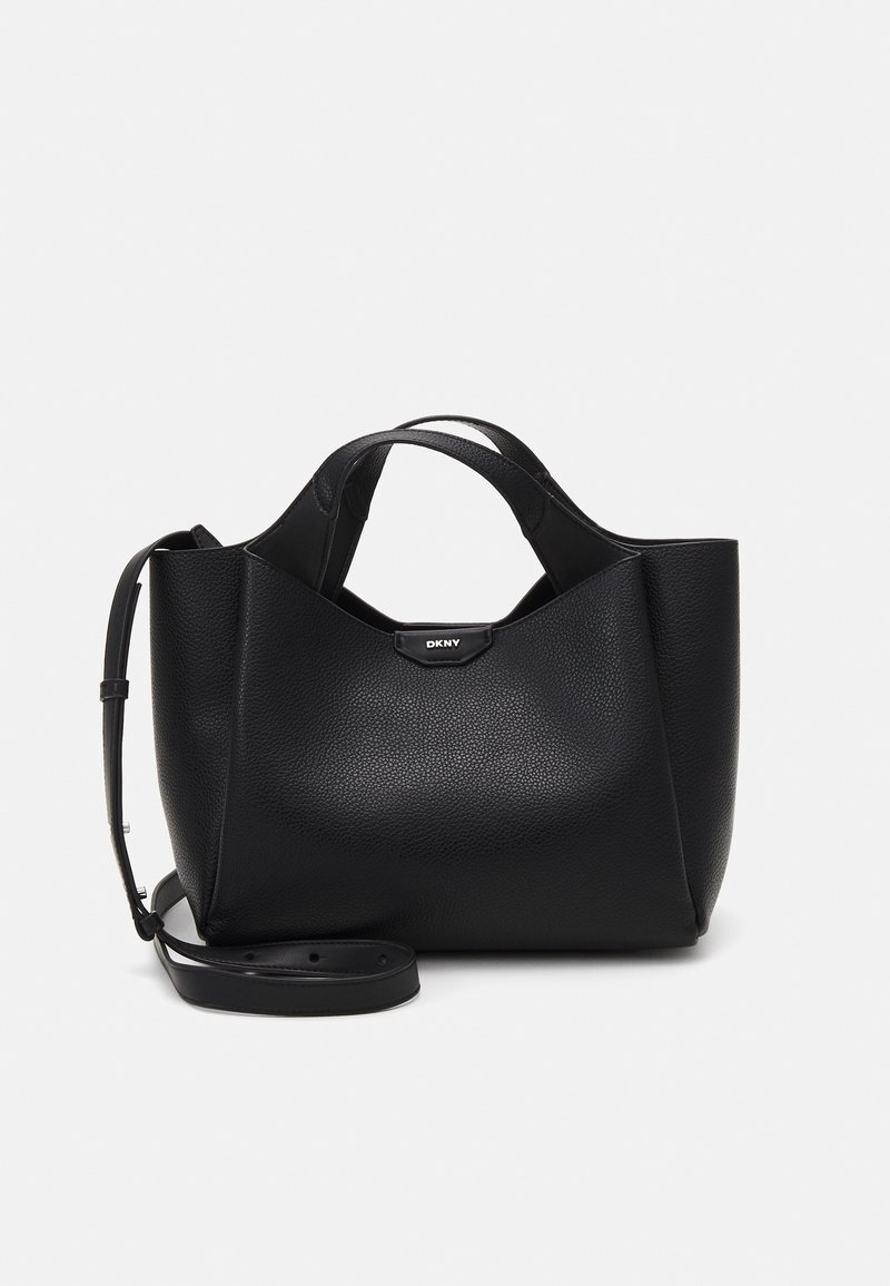 Svart skinnhåndveske med teksturert finish, vinklet form, doble håndtak og justerbar skulderrem. Har et DKNY-logo som detaljer.