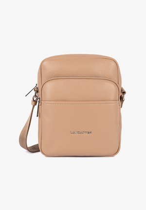 Sac bandoulière en cuir tanné de couleur noisette avec poche avant zippée et logo argenté "Lancaster", doté d'une bandoulière réglable et d'une surface texturée.