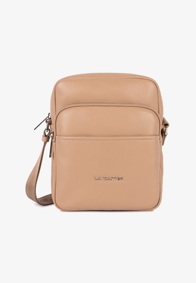 Sac bandoulière en cuir tanné de couleur noisette avec poche avant zippée et logo argenté "Lancaster", doté d'une bandoulière réglable et d'une surface texturée.