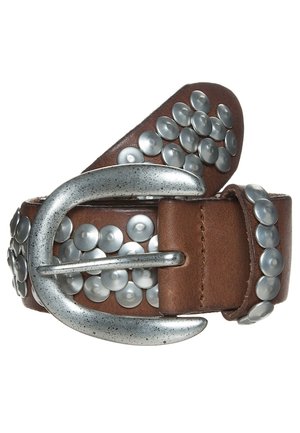 Brunt læderbælte med en buet sølvspænde, dekoreret med runde sølvnitter langs remmen og bæltespændet.