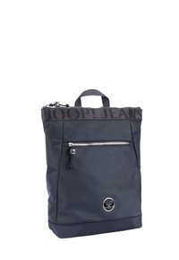 Svart nylonryggsäck med ett handtag på toppen, dragkedjestängning, framficka med dragkedja och en logotypapplikation. Har vävd märkning längs den övre kanten.