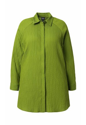 Chemise verte avec un design texturé et côtelé, dotée d'un col, d'une fermeture à boutons et de manches longues avec une coupe décontractée.