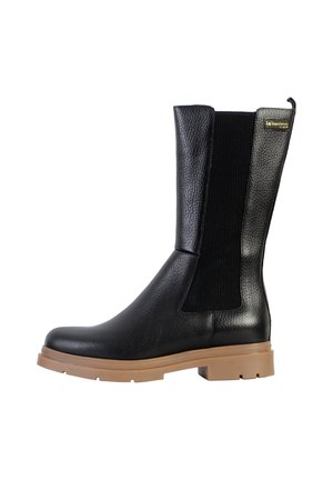 Botte noire en cuir mi-mollet avec panneau latéral élastique et semelle en caoutchouc beige, vue de l'extérieur sur fond blanc.