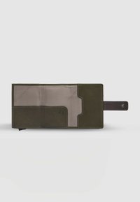 Portafoglio in pelle verde scuro con una texture liscia, caratterizzato da un interno beige, molteplici scomparti per carte, una chiusura e un logo decorativo.