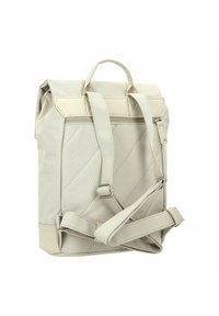 Beige canvas rugzak met gequiltte textuur, dubbele banden, bovenhandvat en ritsvak. Voorzien van versterkte stiksels en een minimalistisch ontwerp.