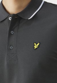 Lyle & Scott TIPPED - Polo majica - gun metal/white