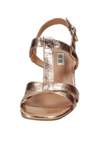 Sandal in oro rosa metallico con molteplici cinturini e design a punta quadrata. Presenta una cinghia alla caviglia regolabile e una fodera interna liscia.