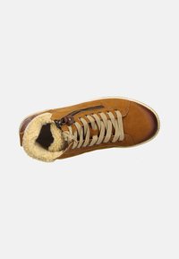 Bottine en cuir brun avec des lacets beiges, doublure en polaire chaude, fermeture éclair latérale et semelle en caoutchouc texturée. Présente des accents de couture renforcée.