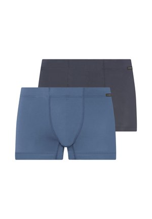 Due paia di boxer da uomo, uno blu e uno grigio scuro, entrambi con cuciture a vista e piccole etichette del marchio in vita.