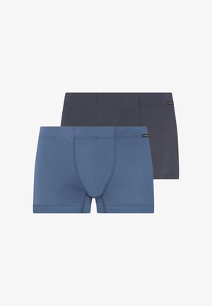 Zwei Paar Herren-Boxershorts, eine blau und eine dunkelgrau, beide mit sichtbarer Naht und kleinen Markenzeichen am Taillenbund.