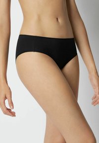 Czarne bawełniane majtki w stylu bikini o gładkiej fakturze i średnim stanie, z minimalnymi szwami i bez widocznych logotypów czy wzorów.