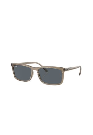 Occhiali da sole Ray-Ban con montatura rettangolare, materiale plastico trasparente di colore marrone chiaro, lenti grigio scuro e dettagli in metallo sulle aste.