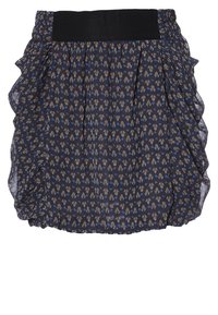 Falda negra con cintura elástica, de tejido con un patrón oscuro que presenta motivos de hojas en tonos marrón y azul. El diseño incluye lados con volantes para añadir textura.