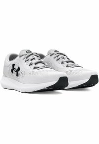Hellgraue Sportschuhe mit einem strukturierten Mesh-Obermaterial, schwarzen Akzenten und einer gepolsterten Sohle. Verfügt über traditionelle Schnürsenkel und Logo-Details.