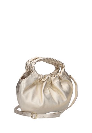 Glanzende metallic gouden handtas met gevlochten handvatten, geplooide bovenkant en verstelbare schouderriem met gouden gesp, geïsoleerd op een witte achtergrond.