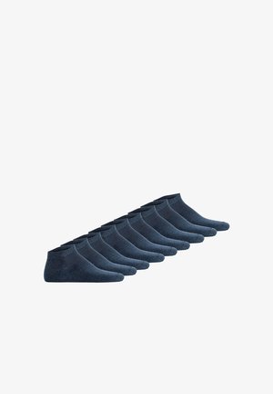 Zehn Paar dunkelblaue Knöchelsocken ordentlich nebeneinander vor weißem Hintergrund aufgereiht.