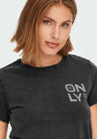 ONLY ONLLUCY LIFE REG S/S JRS NOOS - Printtipaita - schwarz
