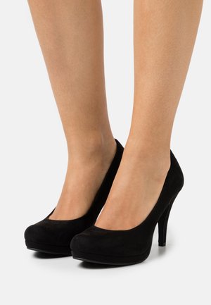 Escarpins en daim noir avec un bout rond, un léger plateau et un talon aiguille de 5 pouces. Texture lisse avec une finition mate.