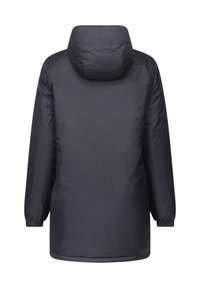 Chaqueta parka negra acolchada que presenta un dobladillo trasero ligeramente alargado, puños elásticos, capucha y un detalle de logo en relieve en el cuello.