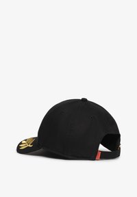 Casquette noire avec logo doré brodé, visière incurvée, sangle ajustable à l'arrière et trous de ventilation sur le haut pour une meilleure respirabilité.