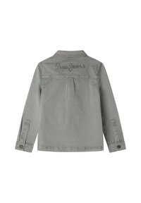 Pilkas lengvas džemperis su apykakle, ilgomis rankovėmis, sagčių rankogaliais ir išsiuvinėtu "Pepe Jeans" logotipu viršutinėje nugaros dalyje.